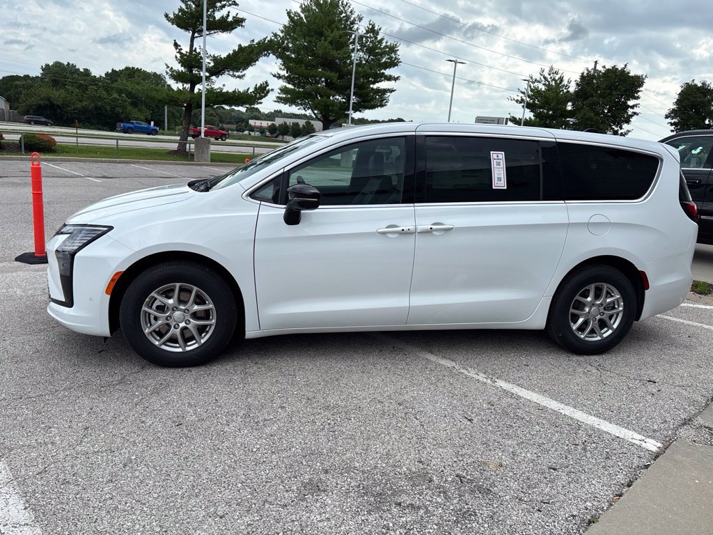 New 2027 Chrysler Pacifica Select FWD image 17
