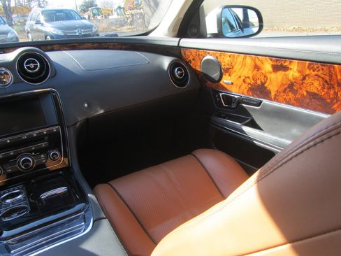 Used 2017 Jaguar XJ R-Sport image 15