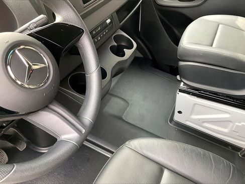 Used 2025 Mercedes-Benz Sprinter 2500 image 14