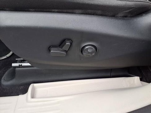 Used 2022 Chrysler Voyager LX image 22