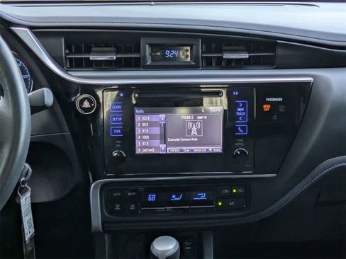 Used 2017 Toyota Corolla SE image 18