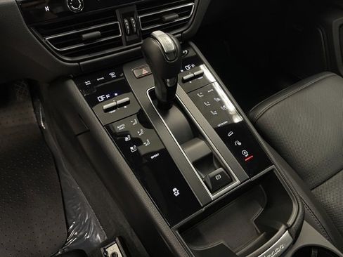 Used 2022 Porsche Macan Base image 16