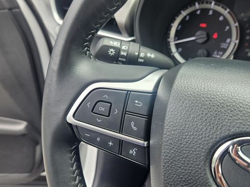 Used 2023 Toyota Highlander LE FWD image 25