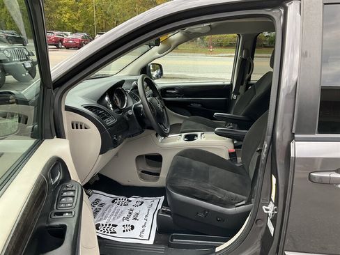 Used 2015 Dodge Grand Caravan SXT image 19