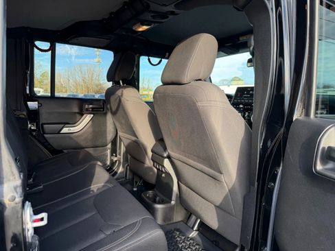 Used 2017 Jeep Wrangler Unlimited Sahara image 19