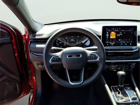 Used 2025 Jeep Compass Trailhawk AWD/4WD image 14