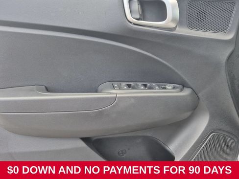 Used 2025 Hyundai Venue SEL FWD image 11