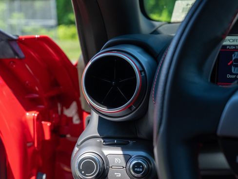 Used 2022 Ferrari 812 GTS RWD image 34