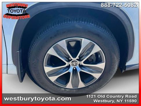 Used 2023 Toyota Highlander XLE AWD/4WD image 12