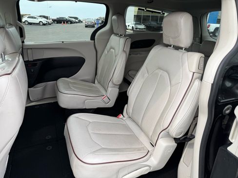 Used 2020 Chrysler Pacifica Limited w/ Advanced Safetytec Group image 13