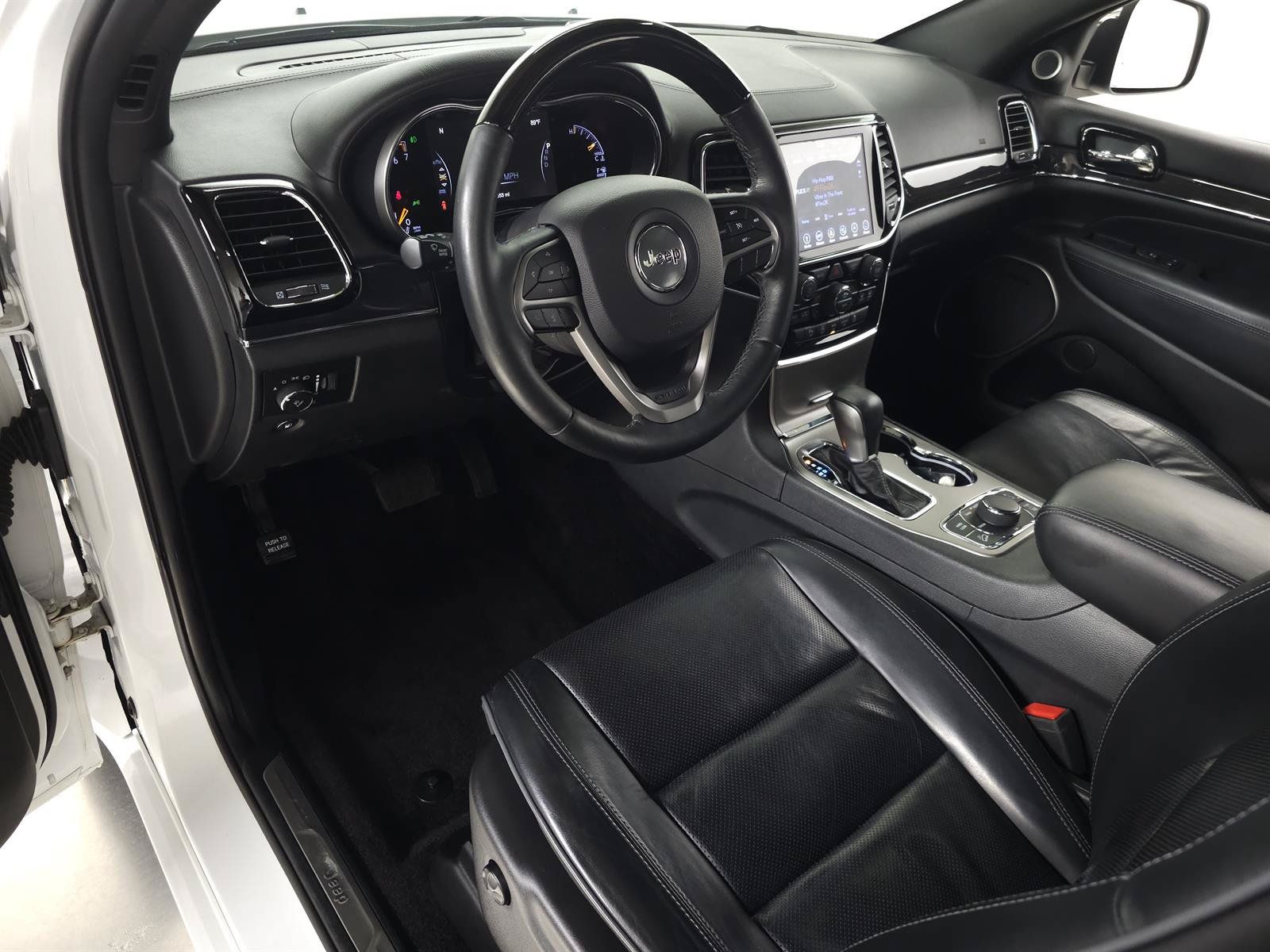 Used 2019 Jeep Grand Cherokee Overland AWD/4WD image 17