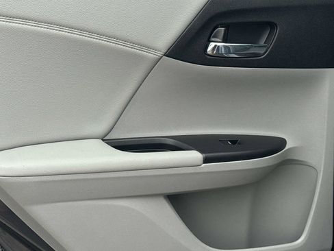 Certified 2017 Honda Accord EX-L image 12