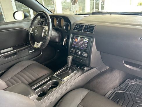 Used 2014 Dodge Challenger SXT image 22
