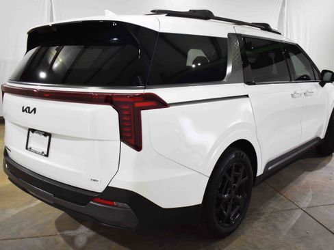 Used 2025 Kia Carnival SX Prestige image 9