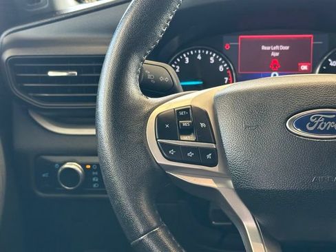 Used 2023 Ford Explorer XLT AWD/4WD image 9