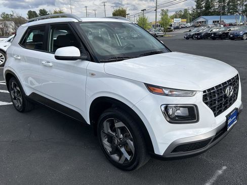 Certified 2024 Hyundai Venue SEL image 8