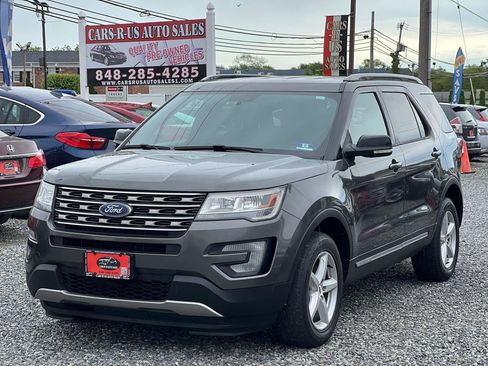 Used 2017 Ford Explorer XLT AWD/4WD image 3