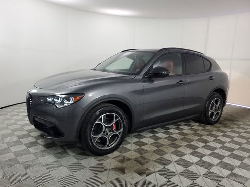 Used 2024 Alfa Romeo Stelvio Sprint image 5
