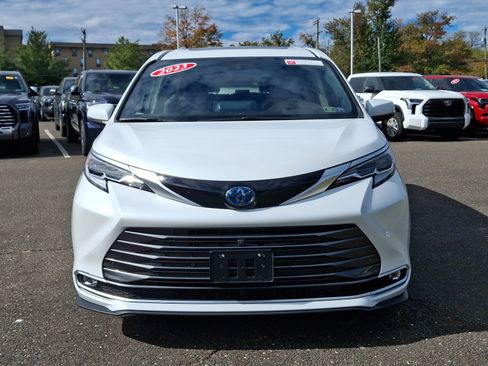 Certified 2023 Toyota Sienna Platinum image 2