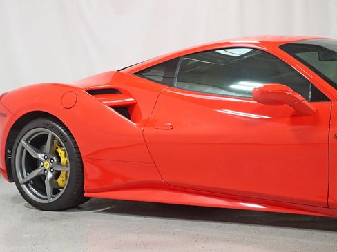 Used 2018 Ferrari 488 GTB image 4