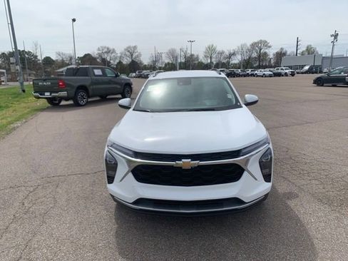 Used 2025 Chevrolet Trax LT image 2