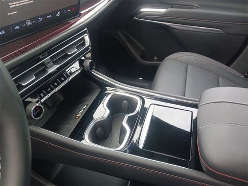 Used 2025 Chevrolet Traverse Z71 w/ Driver Confidence Package image 11