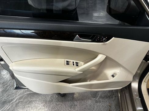 Used 2015 Volkswagen Passat 3.6 SEL Premium image 10