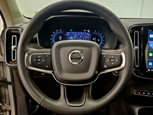 Used 2023 Volvo XC40 B5 Ultimate image 42