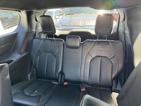 Used 2024 Chrysler Pacifica Limited FWD image 15
