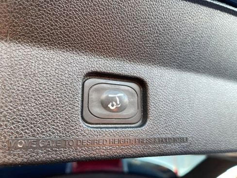 Used 2017 Ford Explorer Limited image 19