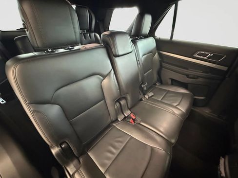 Used 2018 Ford Explorer XLT w/ Equipment Group 202A AWD/4WD image 19