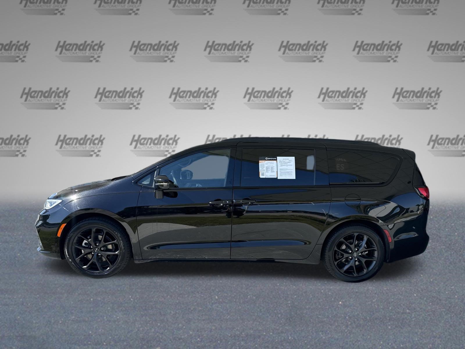 Used 2025 Chrysler Pacifica Limited FWD image 6