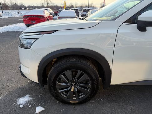 Used 2024 Nissan Pathfinder SV image 11