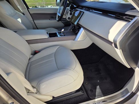 Certified 2023 Land Rover Range Rover SE image 3