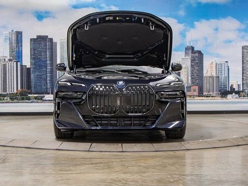 Used 2025 BMW 750e xDrive w/ Premium Package image 4