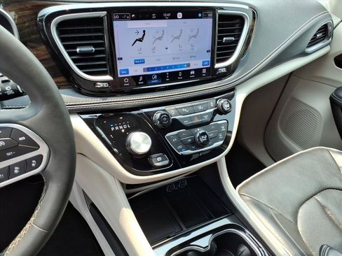 Used 2023 Chrysler Pacifica Limited FWD image 24
