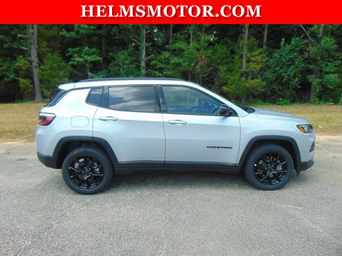 Certified 2025 Jeep Compass Latitude w/ Convenience Group AWD/4WD image 11