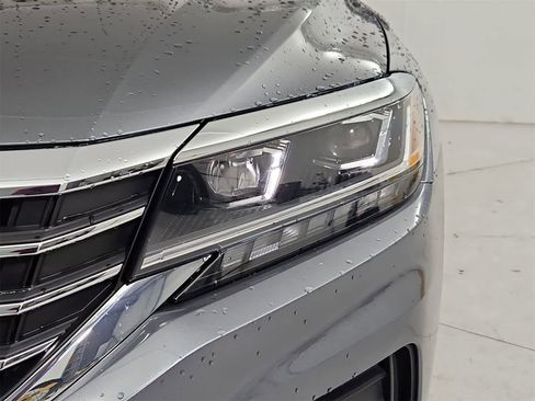 Certified 2022 Volkswagen Passat 2.0T SE image 10