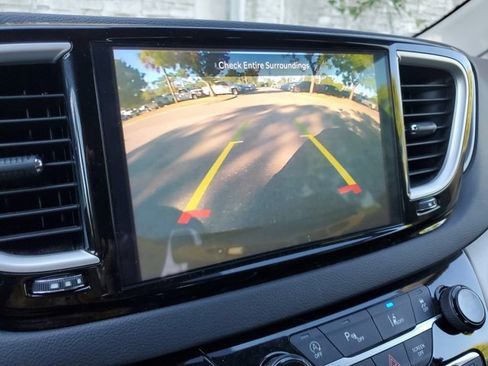 Used 2024 Chrysler Pacifica Touring-L image 32