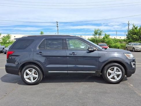 Used 2017 Ford Explorer XLT w/ Equipment Group 202A AWD/4WD image 7