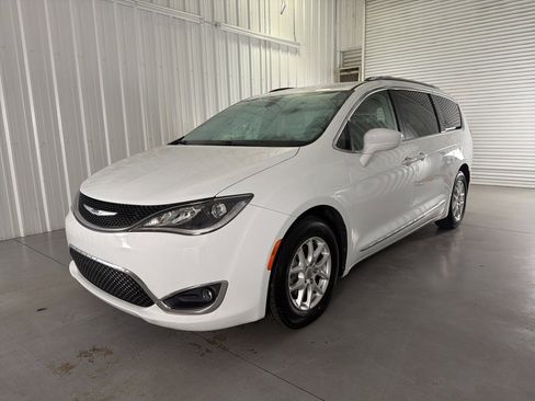 Used 2020 Chrysler Pacifica Touring-L image 3