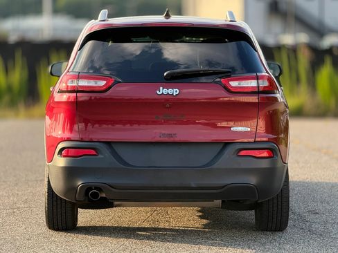 Used 2017 Jeep Cherokee Latitude w/ Comfort & Sound Group FWD image 4