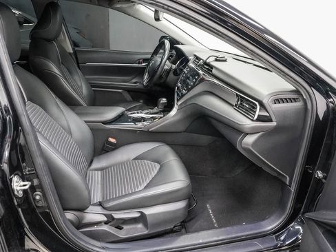Used 2020 Toyota Camry SE w/ Sunroof Package FWD image 17