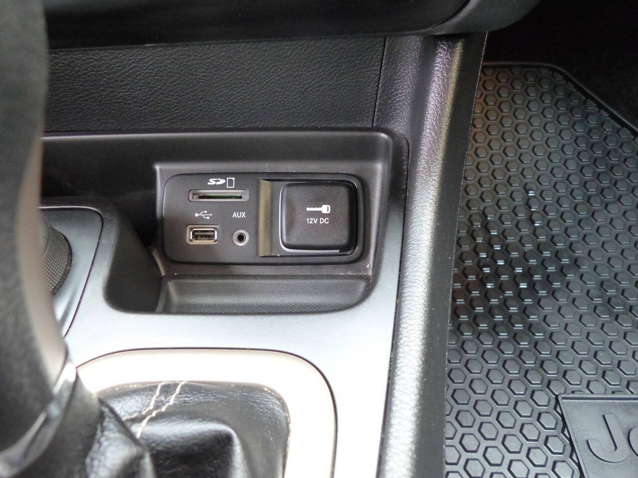 Used 2017 Jeep Cherokee Latitude w/ Cold Weather Group AWD/4WD image 33