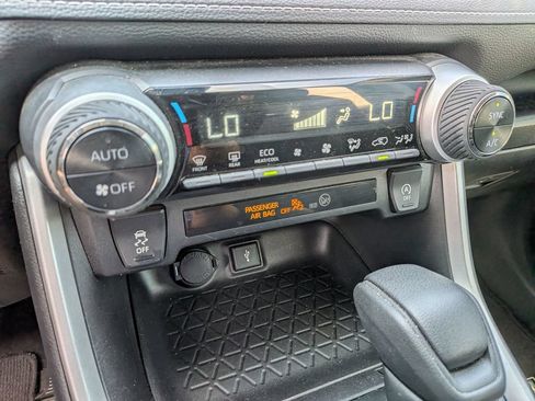 Used 2022 Toyota RAV4 XLE w/ Convenience Package FWD image 20