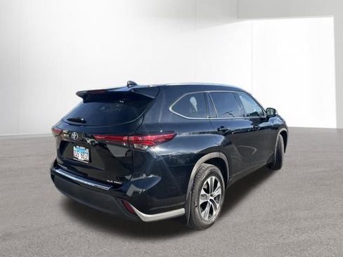 Used 2020 Toyota Highlander XLE image 11