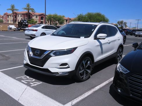 Used 2021 Nissan Rogue Sport SL w/ Premium Package FWD image 2