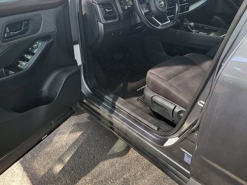 Used 2023 Nissan Rogue S image 4