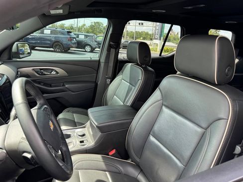Used 2023 Chevrolet Traverse Premier FWD image 9