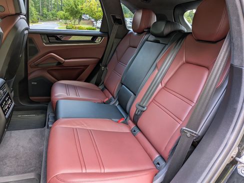 Certified 2025 Porsche Cayenne Turbo AWD/4WD image 26